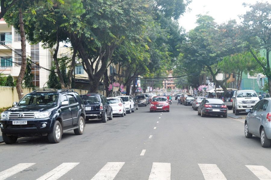 不少街道路邊停滿車輛。