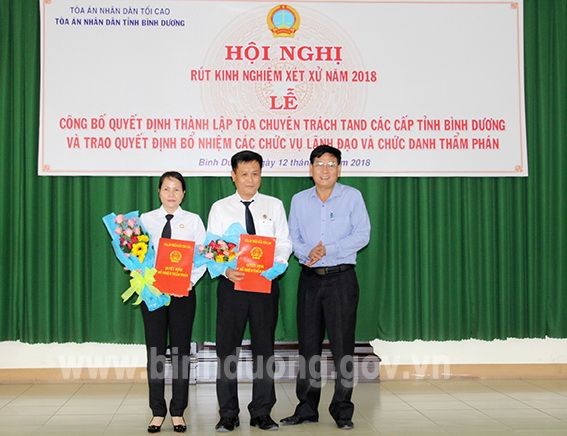 平陽省人委會常務副主席梅雄勇（右一）頒授中級審判委任《決定》。