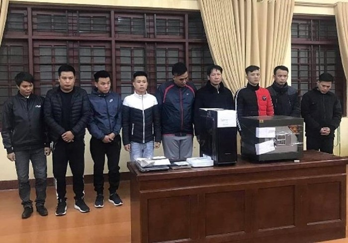 被偵破並拘捕的特大賭球團夥與涉案贓物。（圖源：首都安寧報）