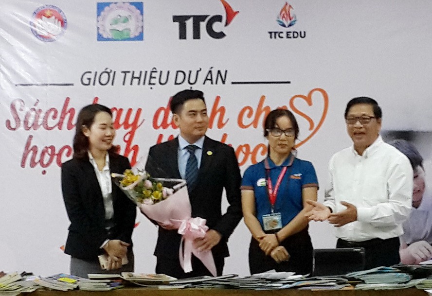 越南出版協會代表向成成功公司領導送花致謝。