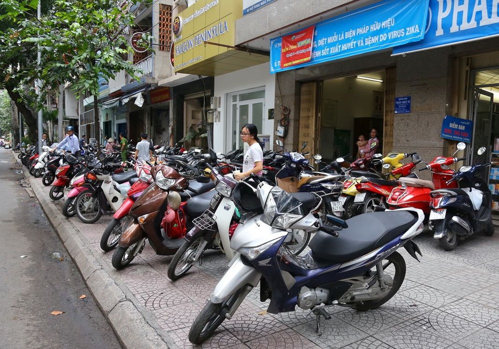 本市還有多個地方的人行道被佔用。