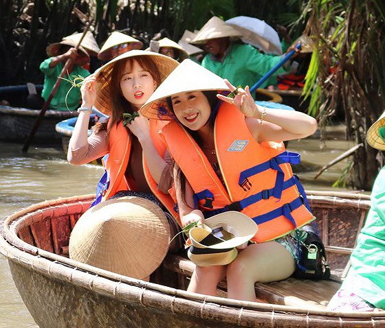 乘籮筐參觀的韓國遊客。（圖源：梅安）