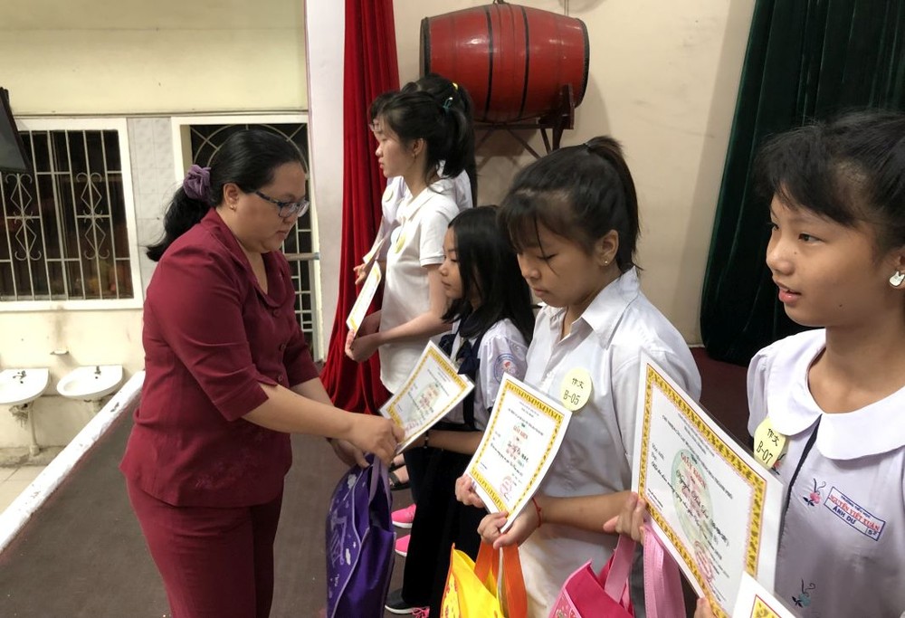 王桂秋主任給學生頒獎。