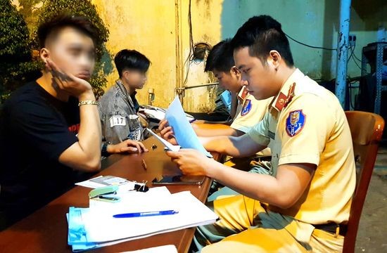 交警對違反交規者依法扣車處置。