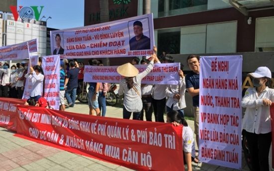 The Park Residence 公寓的眾多居民集中持橫幅“投訴”開發商侵佔大眾利益，移交工程是未得到驗收的住房。（圖源：VOV）
