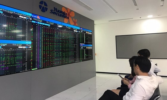 投資者觀察股市走勢。