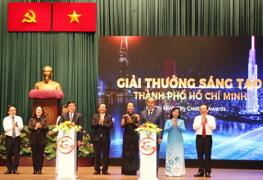 市委書記阮善仁(右三)與市人委會主席阮成鋒(右六)啟動創意獎。（圖源：越通社）