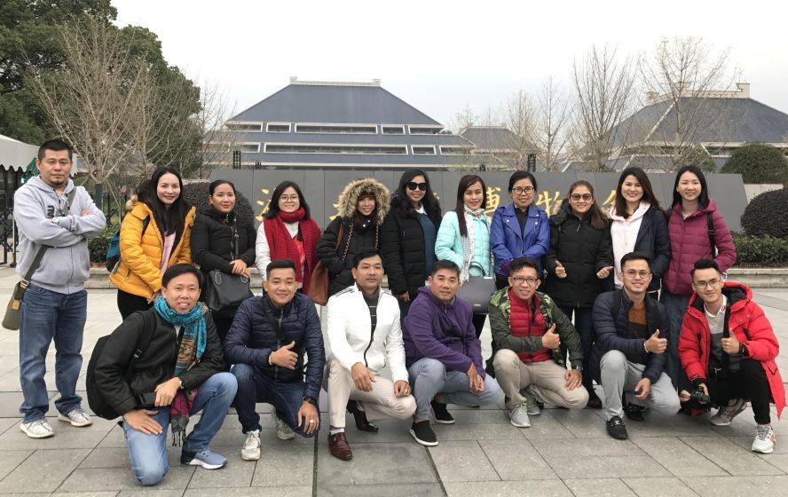 中國湖北考察團抵達武漢後合照留念。