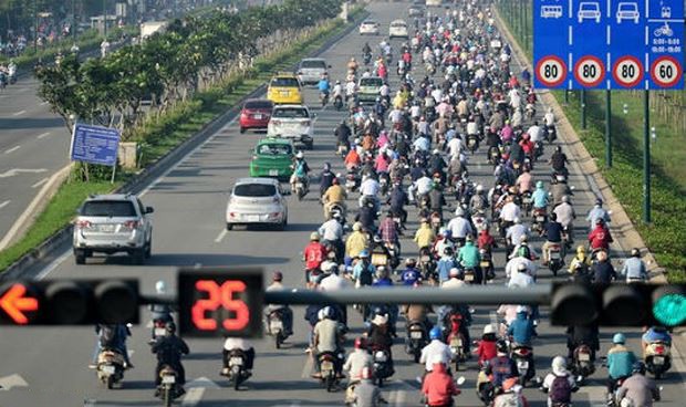 摩托車佔用行駛汽車專用道是屢見不鮮的現象。（圖源：互聯網）