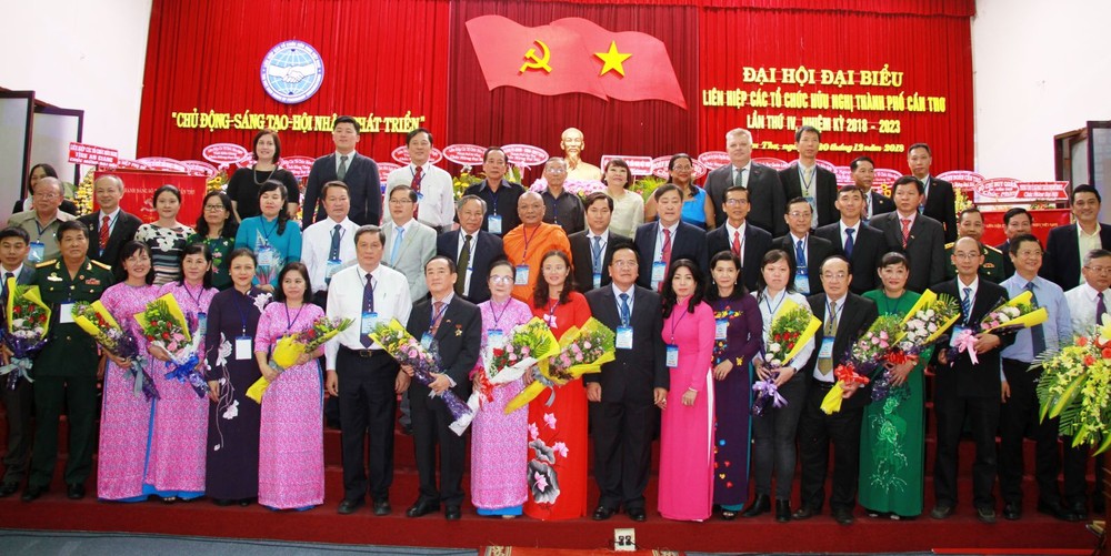 芹苴市各友好組織協會執委會同與會代表合影留念。（圖源：紅雲）