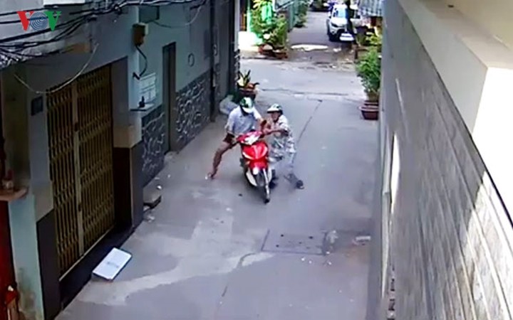 劫車的瞬間畫面。（圖源：監控視頻截圖）