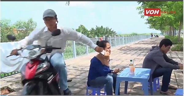 在人行道上接聽手機也被搶。（示意圖源：互聯網）