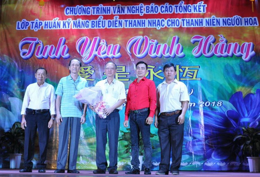 集訓班學員向穗城會館代表贈送鮮花致謝。