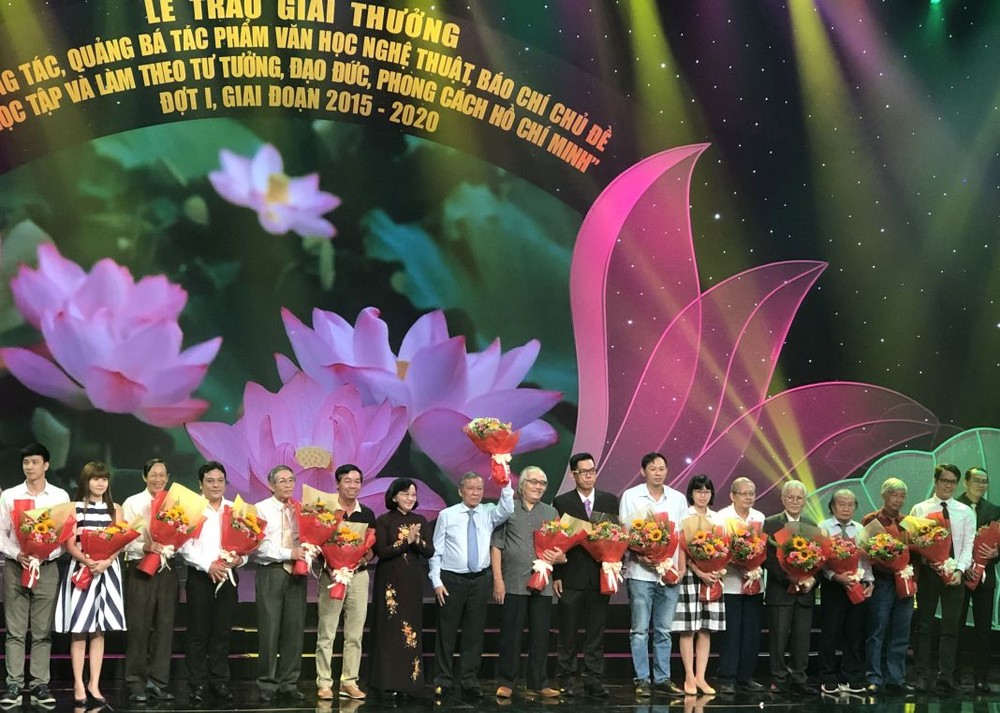 市委宣教處主任申氏舒向各得獎者頒獎。