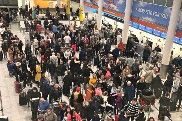 無人機大鬧英機場3天，影響12萬人。（圖源：AP）