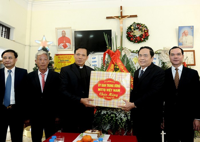 越南祖國陣線中央委員會主席陳清敏（右二）親往河南省維仙縣木南鄉領持教區探望、贈送禮物並祝賀聖誕節。（圖源：黃英）