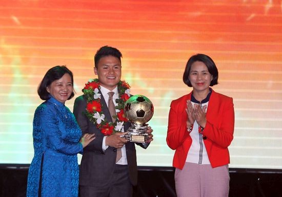 阮光海（中）奪得“2018 年越南金球”稱號。（圖源：勞動者報）