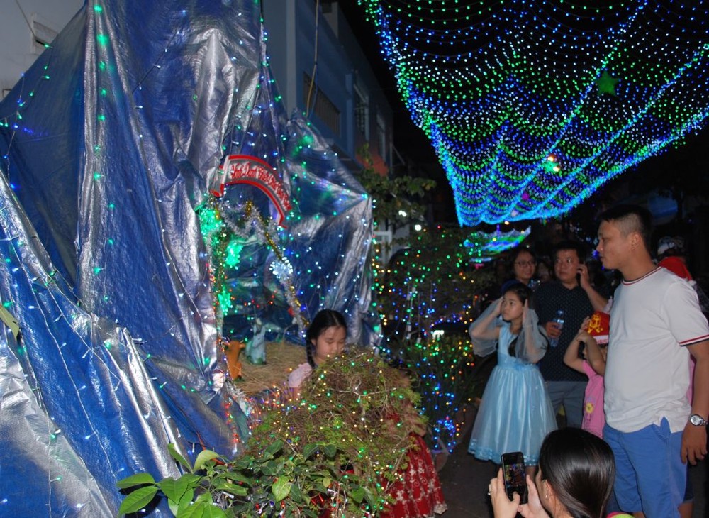 眾多市民在造景前拍照。