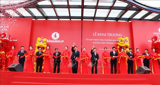 西寧省最大的Vincom Plaza商業中心、Vinpearl 5星級酒店和Shophouse商業大厦組合落成開業儀式。（）