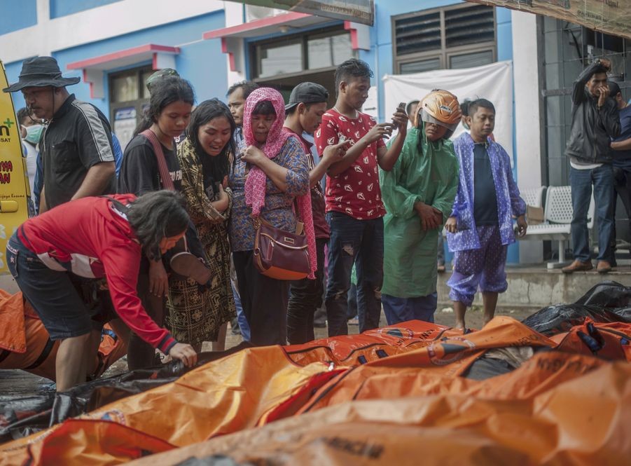 印尼巽他海峽海嘯造成的死亡人數已上升至429人。（圖源：AP）