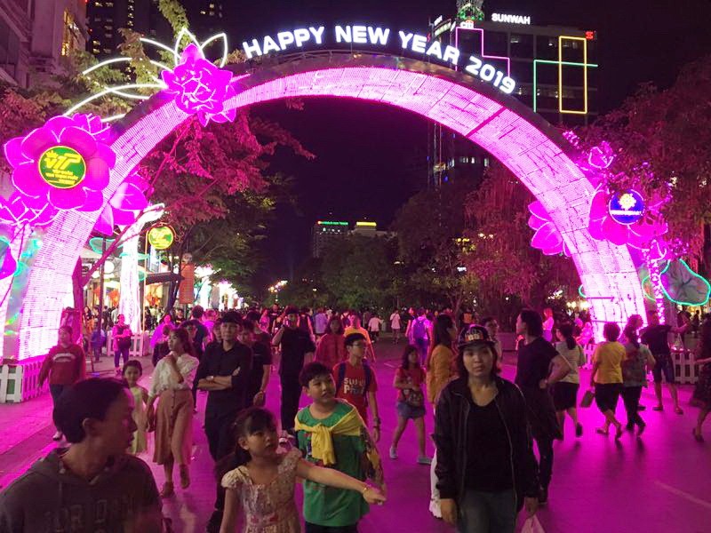 本市阮惠步行街奪目的燈飾。