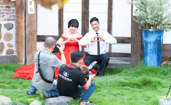 俱樂部成員為貧困工人免費拍攝婚照。