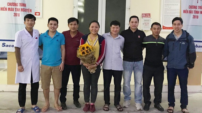 阮文君（左五）和陳春晉（左三）於11月 30日在乂安省獻血後與大家合照留念。