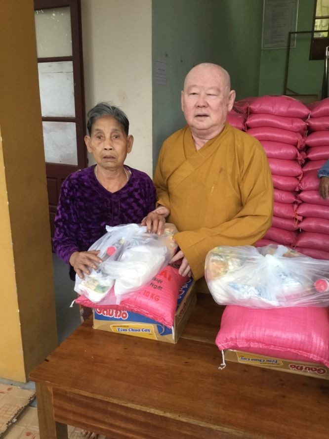 釋惟鎮法師派發禮物給貧戶。