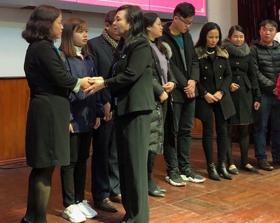 衛生部部長阮氏金進（前右）向救活5名晚期器官衰竭的器官捐獻者楊鴻貴家屬追贈“為人民體康”紀念章。（圖源：玉容）