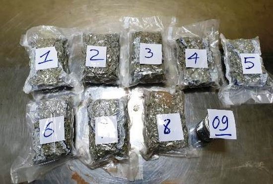 被查獲的2.3公斤枯樹葉和非固體毒品贓物。（圖源：TT）