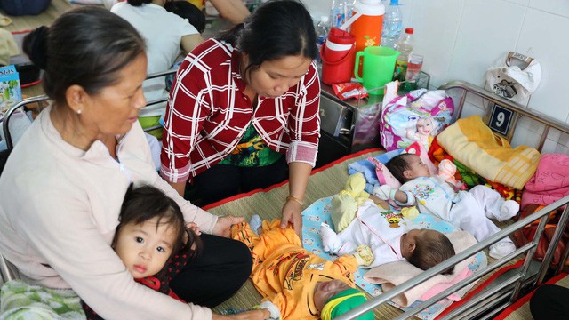 患呼吸道疾病進院兒童遞增。圖為入住市第一兒童醫院的病童4人共用一張病床屢見不鮮。（圖源：友科）