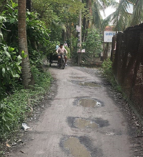 要前往東方居民區，必須乘船或穿過各條小巷只約2米寬的泥路來繞道進入。