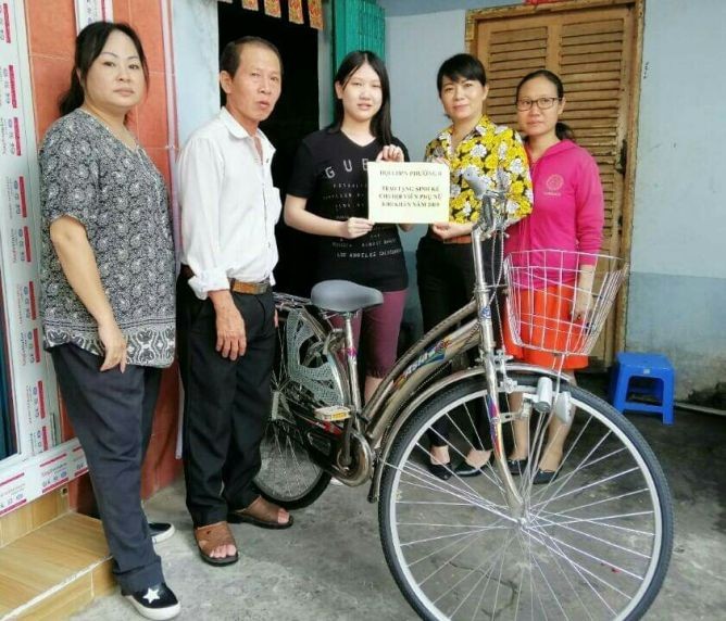 華人青年江佩雯獲該坊婦女會贈送謀生工具。