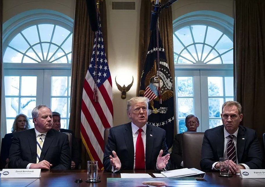 美國總統特朗普(中)在白宮主持召開內閣會議。（圖源：互聯網）