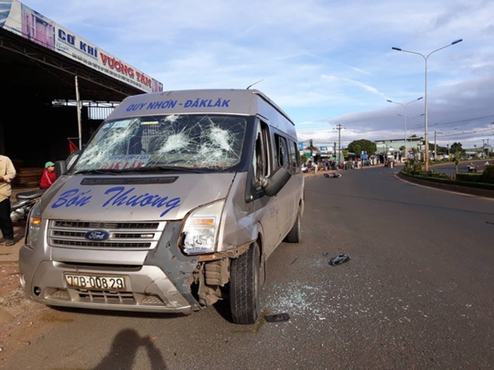 16 座客車釀成連環交通事故 ảnh 1