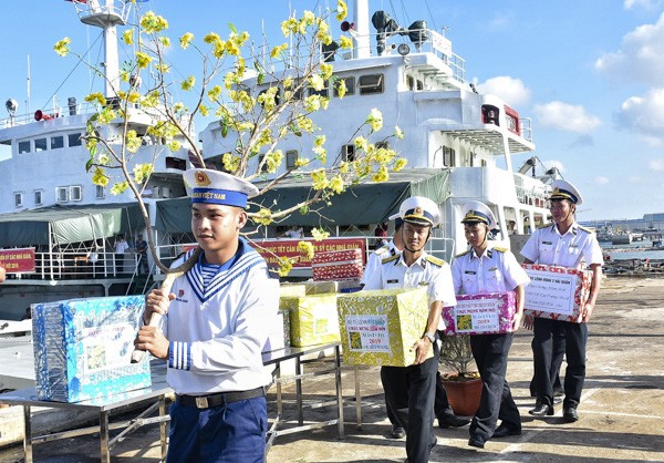 海軍第二區司令部幹部與戰士們搬送禮物上船準備啟程往DK1瞭望台拜年送禮。（圖源：芳南）