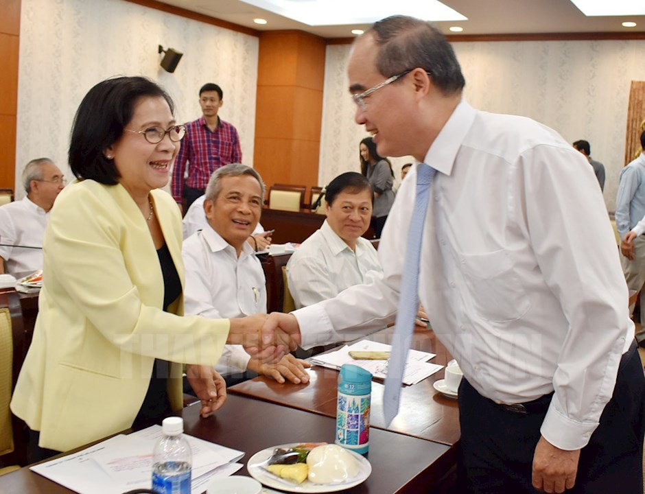 市委書記阮善仁（右）與本市退休高級幹部在聚會時親切握手交談。（圖源：市黨部新聞網）