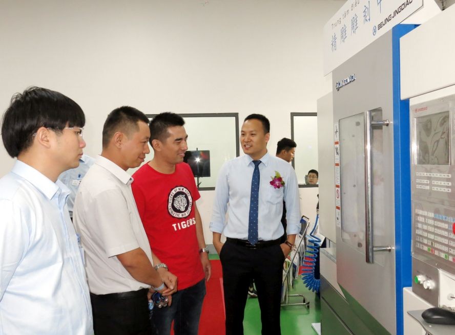 王騰飛總經理(右一)向貴賓介紹產品。