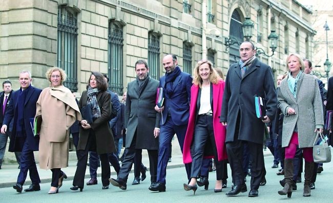 法國內閣成員早餐會後，步行至愛麗舍宮商討新一年的施政方針。（圖源：路透社）