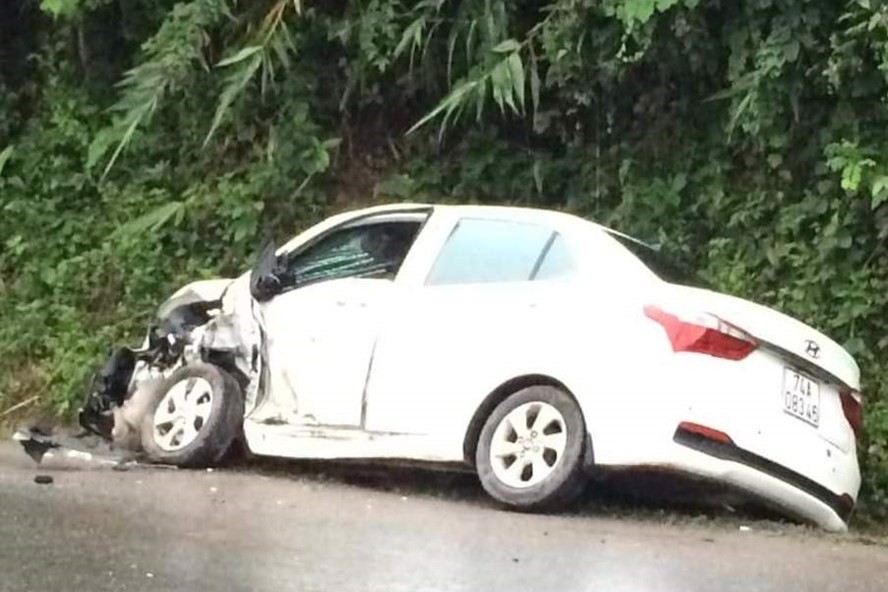 從沙巴朝老街道路客車側翻 ảnh 1