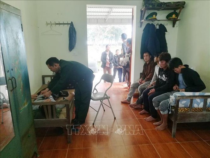 安全抵岸後的7名船員獲得邊防部隊醫療站的醫療照護。（圖源：越通社）