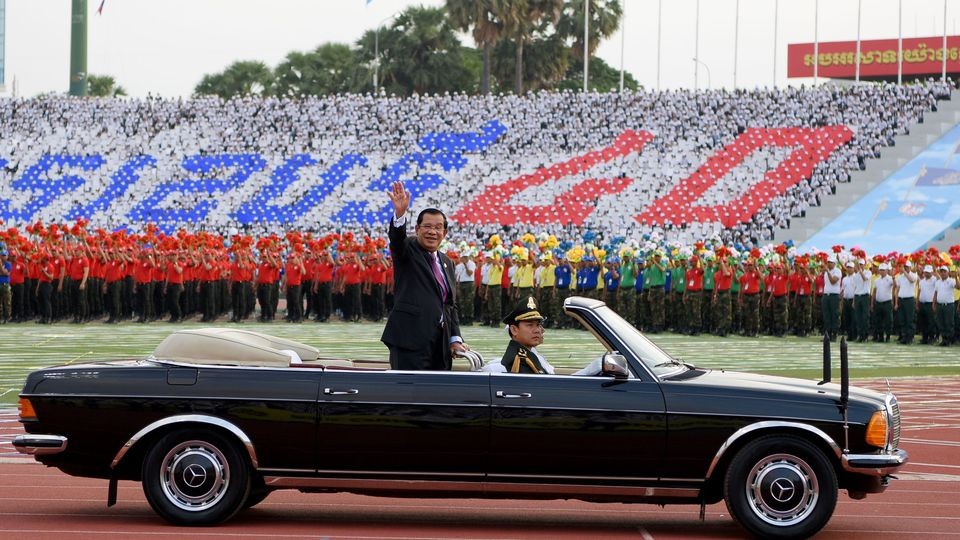洪森首相出席“勝利日”紀念活動。（圖源：AFP）