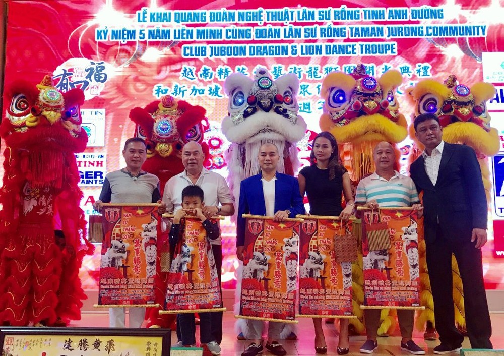 理事長劉家明(左三)為送出五套醒獅點睛後留影。