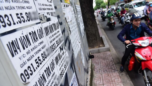 到處可見高利貸服務的廣告單張。