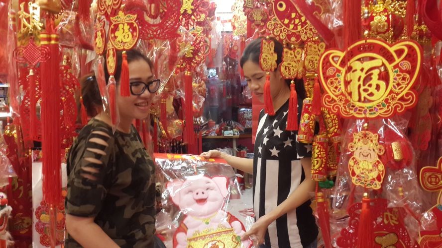 許多消費者前往選購應節品，呈現出一片歲暮迎春的熱鬧氣氛。