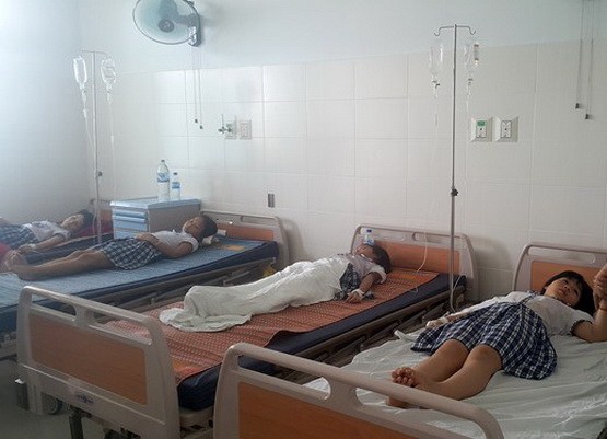 獲送醫院治療的中毒學生。（圖源：維拼）