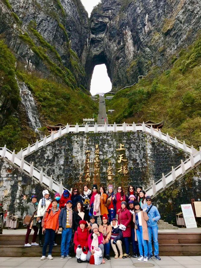 順捷旅行社旅遊團參觀張家界景點。