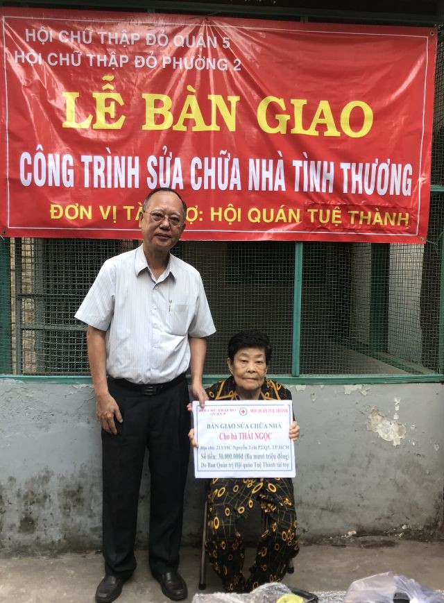 穗城會館代表與戶主 蔡玉(坐者)在屋前留影。