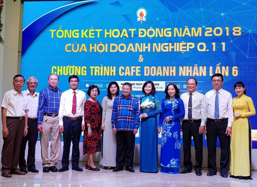 第十一郡領導與郡企業協會正副主席合影。