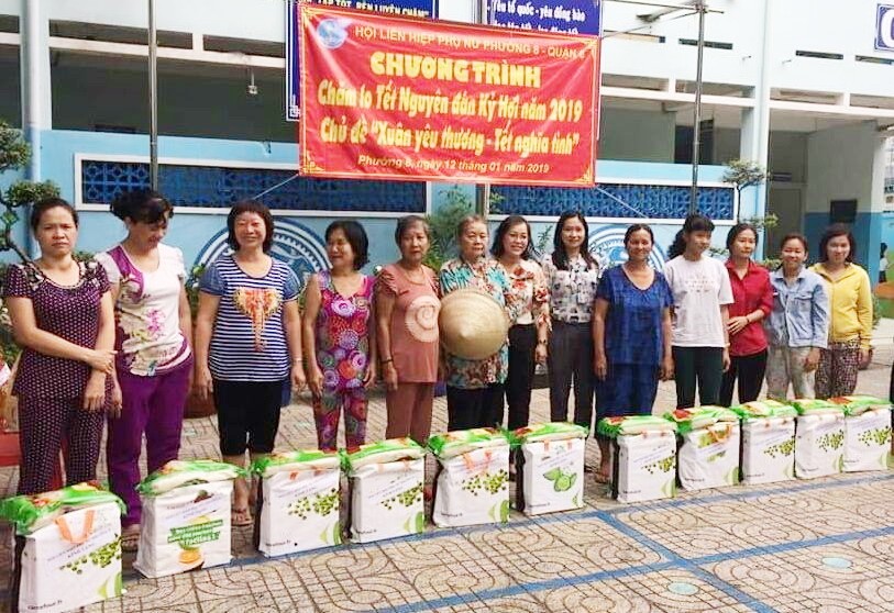 獲贈春節禮物的貧困婦女。